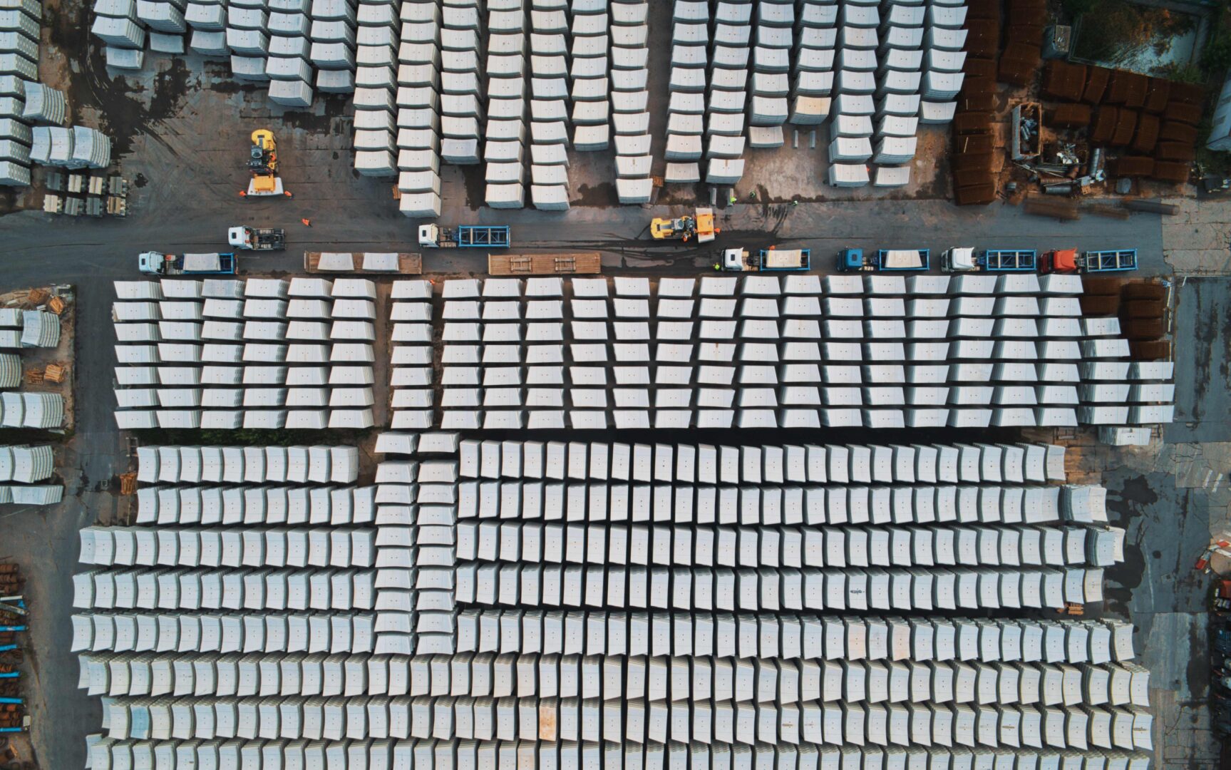 Photo prise par drone dun champ de parois de béton en vue nadir stockés autours de la cimenterie BONNA SABLA.