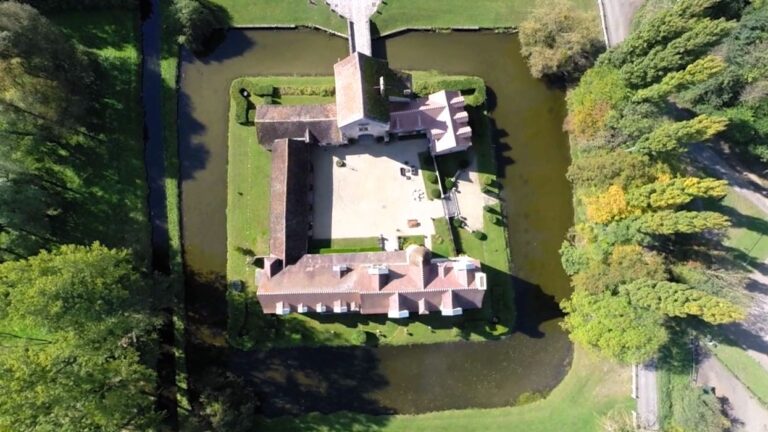 Photo prise par drone du château de Pontarmé.